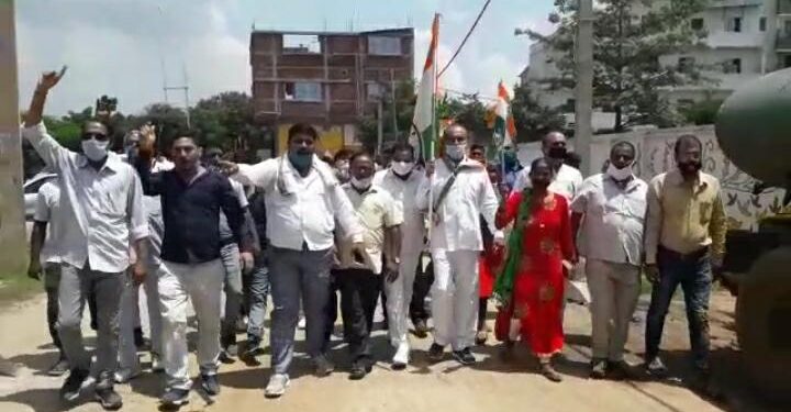 Adityapur-Congress-: … और शुरू हो गया नगर निगम के खिलाफ कांग्रेसियों का अनिश्चितकालीन धरना, पूर्व विधायक सहित कई संगठनों ने दिया समर्थन