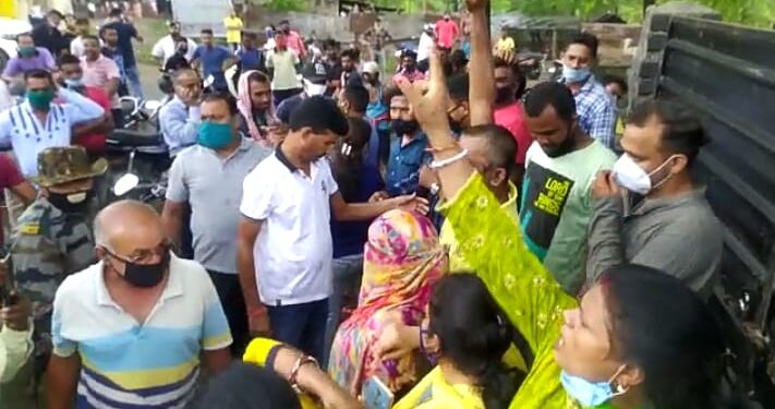 Jamshedpur : जमीन घेरने को लेकर जेसीएम व भाजमो भिड़े, टाटा लीज की जमीन पर बन रहा है जेसीएम का कार्यालय, निर्माण कार्य बंद Jamshedpur : जमीन घेरने को लेकर जेसीएम व भाजमो भिड़े, टाटा लीज की जमीन पर बन रहा है जेसीएम का कार्यालय, निर्माण कार्य बंद