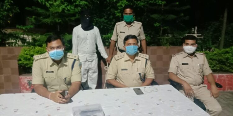 Saraikela : एक पिस्टल व तीन जिंदा कारतूस के साथ कुख्यात अपराधकर्मी गिरफ्तार, पुलिक को कई मामलों में थी तलाश