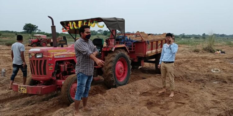 West-Singhbhum : बालू माफियाओं के खिलाफ जगन्नाथपुर पुलिस की बड़ी कार्रवाई, कांगिरा नदी किनारे से बालू लदे आठ ट्रैक्टर व चिप्स लदा एक डंपर जब्त