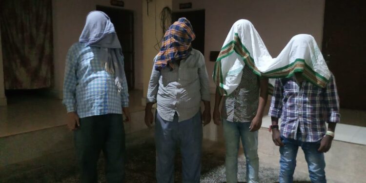 west-Singhbhum : अवैध लॉटरी के खिलाफ चाईबासा पुलिस का छापा, चार गिरफ्तार