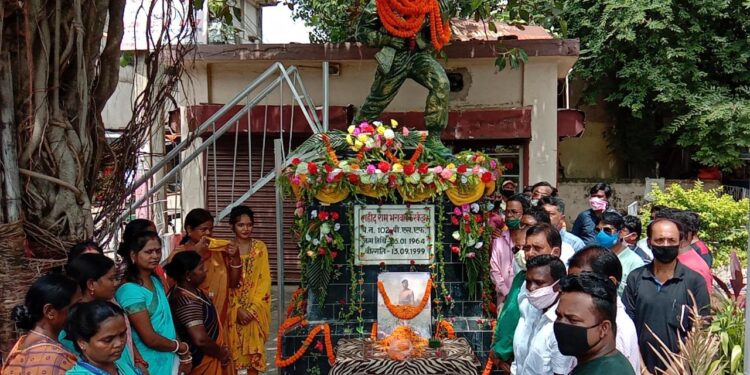 West Singhbhum : शहीद रामभगवान केरकेट्टा की शहादत को उरांव समाज ने किया नमन, पुत्र-पुत्री समेत समाज के लोगों ने दी श्रद्धांजलि West Singhbhum : शहीद रामभगवान केरकेट्टा की शहादत को उरांव समाज ने किया नमन, पुत्र-पुत्री समेत समाज के लोगों ने दी श्रद्धांजलि