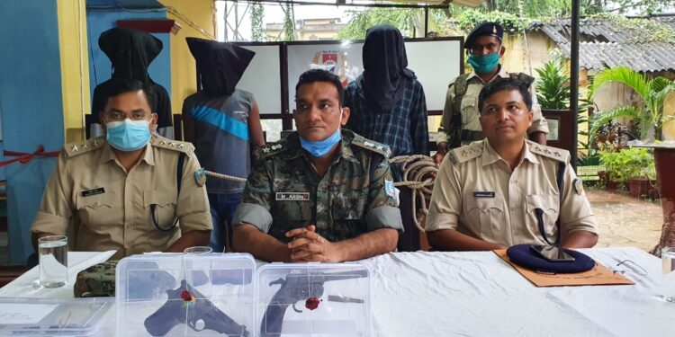 Saraikela-crime : लेबर सप्लायर राजमोहन महतो हत्याकांड में दो शूटर व आर्म्स सप्लायर गिरफ्तार, देसी कट्टा, पिस्टल समेत कार व बिना नंबर वाली बाइक जब्त Saraikela-crime : लेबर सप्लायर राजमोहन महतो हत्याकांड में दो शूटर व आर्म्स सप्लायर गिरफ्तार, देसी कट्टा, पिस्टल समेत कार व बिना नंबर वाली बाइक जब्त