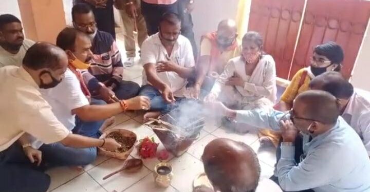 jamshedpur : सांसद के जल्द कोरोना मुक्त होने के लिए कदमा में हवन-पूजन jamshedpur : सांसद के जल्द कोरोना मुक्त होने के लिए कदमा में हवन-पूजन