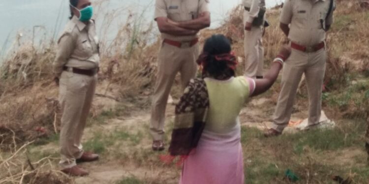 jamshedpur-5-years-child-death-सोनारी ने 5 साल की बच्ची की हत्या के मामले में तीन हिरासत में, पुलिस कर रही पूछताछ, जल्द होगा खुलासा jamshedpur-5-years-child-death-सोनारी ने 5 साल की बच्ची की हत्या के मामले में तीन हिरासत में, पुलिस कर रही पूछताछ, जल्द होगा खुलासा