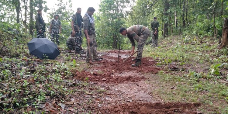 West-singhbhum-naxal : जिला पुलिस और सीआरपीएफ को पोड़ाहाट जंगल में मिली बड़ी सफलता, नक्सलियों की बड़ी साजिश नाकाम, भारी मात्रा में आईईडी बम बरामद