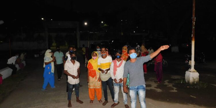 jamshedpur-public-protest-जुगसलाई थाना में हंगामा, युवती ने मोहल्ले के लड़कों को झूठे केस में फंसाने का आरोप, पुलिस के खिलाफ थाना में नारेबाजी-video