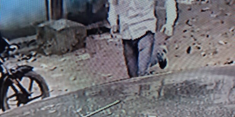 jamshedpur-bhalubasa-dacoity-भालुबासा में डकैती करते पकड़ाया युवक शर्मा जी का स्टाफ ही निकला, भाई के साथ मिलकर डाका डालने में पकड़ाया, भागने वाले का देखिए-video-दिखाई दे तो पुलिस को खबर करें jamshedpur-bhalubasa-dacoity-भालुबासा में डकैती करते पकड़ाया युवक शर्मा जी का स्टाफ ही निकला, भाई के साथ मिलकर डाका डालने में पकड़ाया, भागने वाले का देखिए-video-दिखाई दे तो पुलिस को खबर करें