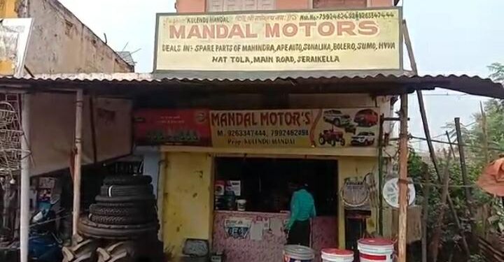 Saraikela : सरायकेला में दुकान का शटर काट कर 65 हजार रुपये व ट्रैक्टर के पार्ट्स की चोरी