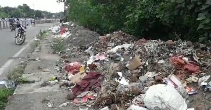 Adityapur : आदित्यपुर नगर निगम के लिए जी का जंजाल बनता जा रहा है क्षेत्र में फैला कचरा, टीपर व ट्रैक्टर चालक जहां-तहां फेंक रहे कचरा, एक ट्रैक्टर चालक को लोगों ने पकड़ा, चेतावनी देकर छोड़ा Adityapur : आदित्यपुर नगर निगम के लिए जी का जंजाल बनता जा रहा है क्षेत्र में फैला कचरा, टीपर व ट्रैक्टर चालक जहां-तहां फेंक रहे कचरा, एक ट्रैक्टर चालक को लोगों ने पकड़ा, चेतावनी देकर छोड़ा