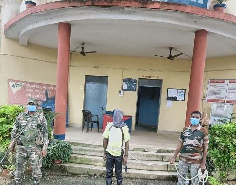 west Singhbhum Naxal : तैरा गांव के पास से दर्जन भर कांडों में संलिप्त नक्सली दिकू बानरा गिरफ्तार, कई महत्वपूर्ण पत्र बरामद