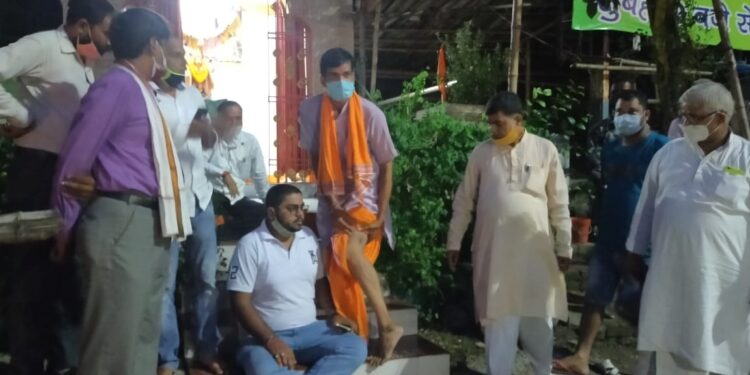 Jamshedpur : साकची में मंदिर के पुजारी के साथ मारपीट, थाना में शिकायत Jamshedpur : साकची में मंदिर के पुजारी के साथ मारपीट, थाना में शिकायत