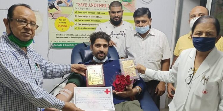 Jamshedpur-red-cross-plasma-donation : रक्तदाता व कोरोना की जंग जीत चुके विभाष शुक्ल ने किया प्लाज्मा डोनेशन, 25वां डोनेशन पूरा होने पर रेड क्रॉस व जमशेदपुर ब्लड बैंक ने किया सम्मानित, विभाष शुक्ल ने साझा किये अनुभव-Video