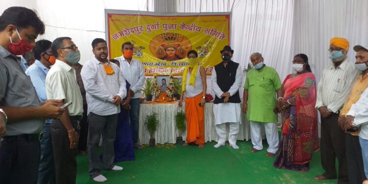 Jamshedpur : जमशेदपुर दुर्गा पूजा कमेटी की साकची शीतला मंदिर में हुई सभा, स्व अंबिका बनर्जी को दी गयी श्रद्धांजलि Jamshedpur : जमशेदपुर दुर्गा पूजा कमेटी की साकची शीतला मंदिर में हुई सभा, स्व अंबिका बनर्जी को दी गयी श्रद्धांजलि
