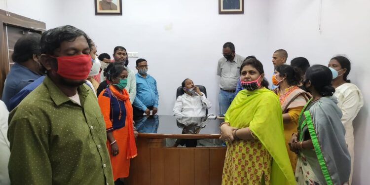 Jharkhand-School-Education-&-Literacy-Department-Notification : छुट्टी के बाद अब स्कूल में रुकने को बाध्य नहीं होंगे शिक्षक, शिक्षा विभाग की अधिसूचना जारी, क्या है नये आदेश में-पढ़ें