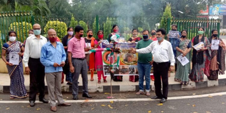 Jamshedpur : अंतरराष्ट्रीय वीरांगना फाउंडेशन ने फूंका संजय राऊत का पुतला, कंगना के समर्थन में महाराष्ट्र सरकार के खिलाफ प्रदर्शन, अखिल भारतीय क्षत्रिय महासभा ने भी किया समर्थन