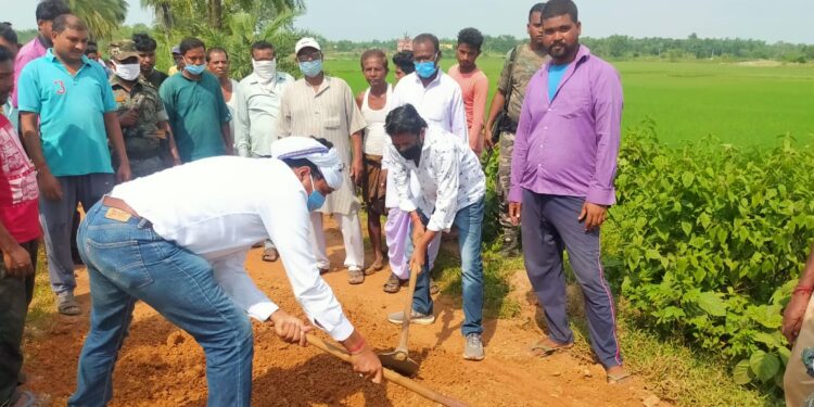 jamshedpur-rural-बहरागोड़ा के सुरमुहि से जामशोला गांव तक जर्जर सड़क की मरम्मत में विधायक समीर महंती ने श्रमदान कर चलने के लायक बनवाया, ग्रामीणों को आने जाने में होगी सहूलियत jamshedpur-rural-बहरागोड़ा के सुरमुहि से जामशोला गांव तक जर्जर सड़क की मरम्मत में विधायक समीर महंती ने श्रमदान कर चलने के लायक बनवाया, ग्रामीणों को आने जाने में होगी सहूलियत
