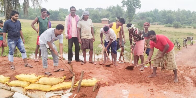 jamshedpur- rural- चाकुलिया के कालापाथर से बागडीहा की कच्ची सड़क बारिश में बहा, ग्रामीणों ने श्रमदान कर सड़क की मरम्मत कर चलने के लायक बनाया jamshedpur- rural- चाकुलिया के कालापाथर से बागडीहा की कच्ची सड़क बारिश में बहा, ग्रामीणों ने श्रमदान कर सड़क की मरम्मत कर चलने के लायक बनाया