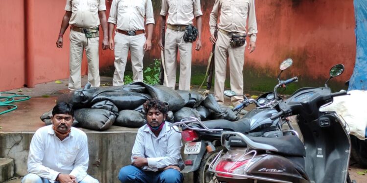 jamshedpur-excise-department- raid-परसुडीह में आबकारी विभाग का छापा, दो कारोबारी गिरफ्तार, एक बाइक व स्कूटी बरामद, 400 लीटर अवैध महुआ शराब जब्त jamshedpur-excise-department- raid-परसुडीह में आबकारी विभाग का छापा, दो कारोबारी गिरफ्तार, एक बाइक व स्कूटी बरामद, 400 लीटर अवैध महुआ शराब जब्त