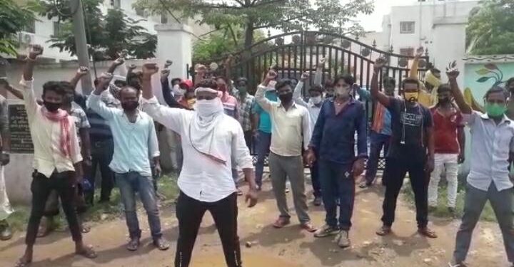 Adityapur-आदित्यपुर नगर निगम के टीपर चालक हड़ताल पर, कचरा उठाव होगा प्रभावित, लोगों की परेशानी बढ़ी Adityapur-आदित्यपुर नगर निगम के टीपर चालक हड़ताल पर, कचरा उठाव होगा प्रभावित, लोगों की परेशानी बढ़ी
