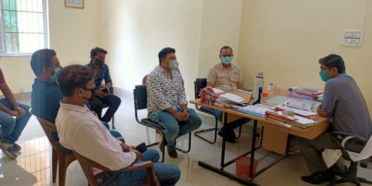 jamshedpur-rural-घाटशिला सीओ ने होटल संचालकों के साथ की बैठक, कहा- सामाजिक दूरी के साथ मास्क व सेनिटाइजर का उपयोग अनिवार्य jamshedpur-rural-घाटशिला सीओ ने होटल संचालकों के साथ की बैठक, कहा- सामाजिक दूरी के साथ मास्क व सेनिटाइजर का उपयोग अनिवार्य