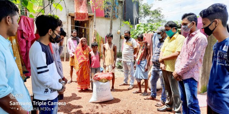 jamshedpur-rural-बहरागोड़ा के गामारिया गांव के शोकाकुल परिवार को डॉ दिनेशानंद गोस्वामी ने किया आर्थिक सहयोग jamshedpur-rural-बहरागोड़ा के गामारिया गांव के शोकाकुल परिवार को डॉ दिनेशानंद गोस्वामी ने किया आर्थिक सहयोग