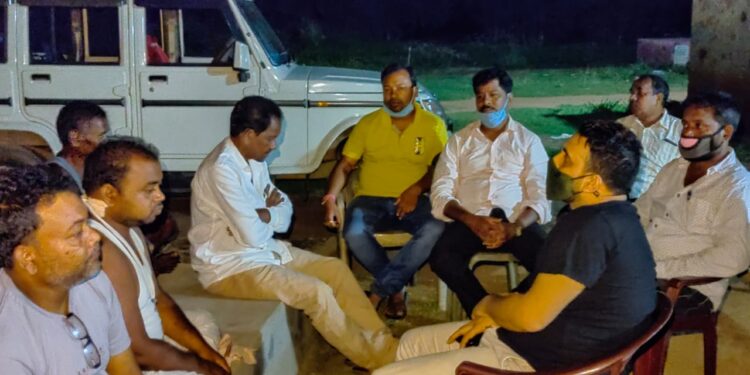 jamshedpur-rural-चाकुलिया के भाजपा नेता पार्थो महतो के पिता के आकस्मिक निधन पर शोककुल परिवार से मिले भाजपा प्रवक्ता कुणाल षाड़ंगी jamshedpur-rural-चाकुलिया के भाजपा नेता पार्थो महतो के पिता के आकस्मिक निधन पर शोककुल परिवार से मिले भाजपा प्रवक्ता कुणाल षाड़ंगी