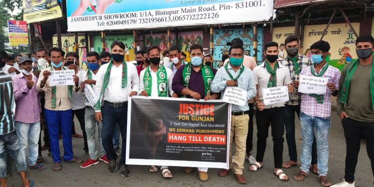 jamshedpur-साकची मे युवा राजद ने सोनारी बच्ची हत्याकांड में दोषियों को कड़ी सजा दिलाने के लिए किया प्रदर्शन jamshedpur-साकची मे युवा राजद ने सोनारी बच्ची हत्याकांड में दोषियों को कड़ी सजा दिलाने के लिए किया प्रदर्शन