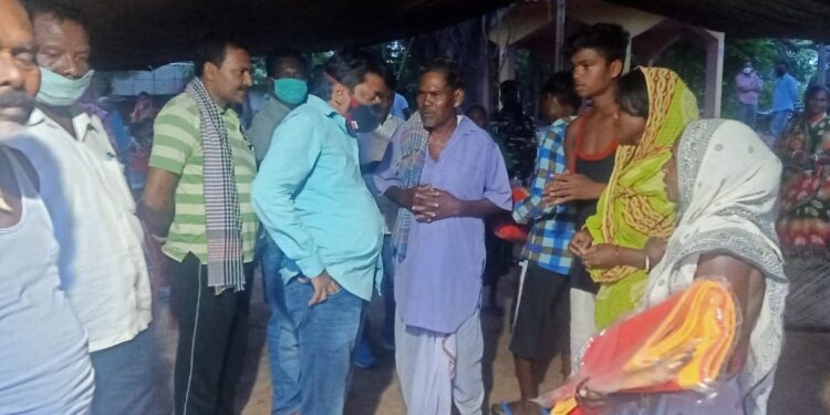 jamshedpur-rural-चाकुलिया में विधायक ने जरुरतमंद परिवार को किया आर्थिक सहयोग,घाटशिला में सांसद शोकाकुल परिवार से मिले और दी सांत्वना jamshedpur-rural-चाकुलिया में विधायक ने जरुरतमंद परिवार को किया आर्थिक सहयोग,घाटशिला में सांसद शोकाकुल परिवार से मिले और दी सांत्वना