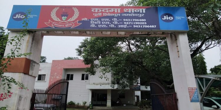 Jamshedpur-crime : अशफाक पर गोली चलाने वाले सिंटू का साथी साजिद अली उर्फ सट्टा पुलिस की गिरफ्त में, फरार सिंटू को भी जल्द पकड़ेगी पुलिस Jamshedpur-crime : अशफाक पर गोली चलाने वाले सिंटू का साथी साजिद अली उर्फ सट्टा पुलिस की गिरफ्त में, फरार सिंटू को भी जल्द पकड़ेगी पुलिस