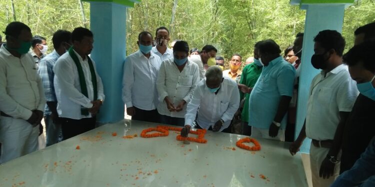 jamshedpur-rural-शहादत दिवस पर याद किए गए साबुआ हांसदा, झामुमो ने किया नमन, दी श्रद्धाजंलि, कहा- झामुमो ने हमेशा शहीदों को सम्मान दिया और आगे भी देगा jamshedpur-rural-शहादत दिवस पर याद किए गए साबुआ हांसदा, झामुमो ने किया नमन, दी श्रद्धाजंलि, कहा- झामुमो ने हमेशा शहीदों को सम्मान दिया और आगे भी देगा