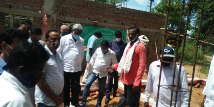 jamshedpur-rural-चाकुलिया के केरूकोचा में आसेका भवन निर्माण कार्य का मंत्री चंपई सोरेन ने किया निरीक्षण, आसेका सदस्यों को सहयोग का आश्वासन दिया jamshedpur-rural-चाकुलिया के केरूकोचा में आसेका भवन निर्माण कार्य का मंत्री चंपई सोरेन ने किया निरीक्षण, आसेका सदस्यों को सहयोग का आश्वासन दिया