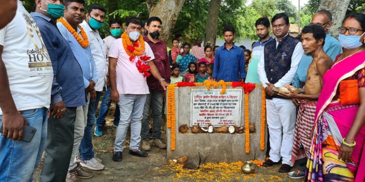 west-singhbhum-मंझारी में 1500 फीट पीसीसी सड़क व भरभरिया में उत्क्रमित मध्य विद्यालय क्लास रुम का विधायक ने किया शिलान्यास, विकास के लिए सरकार कटिबद्ध west-singhbhum-मंझारी में 1500 फीट पीसीसी सड़क व भरभरिया में उत्क्रमित मध्य विद्यालय क्लास रुम का विधायक ने किया शिलान्यास, विकास के लिए सरकार कटिबद्ध