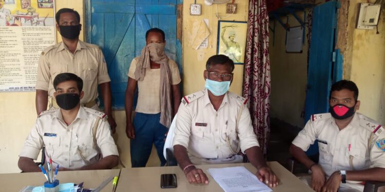 west-singhbhum-जेटेया पुलिस ने डबल मर्डर केस का किया खुलासा, गिरफ्तार युवक ने कहा कभी मुर्गा चोरी तो कभी अन्य मामले को लेकर आए दिन होता था किचकिच, इसलिए लाठी से पीट पीटकर कर दी हत्या