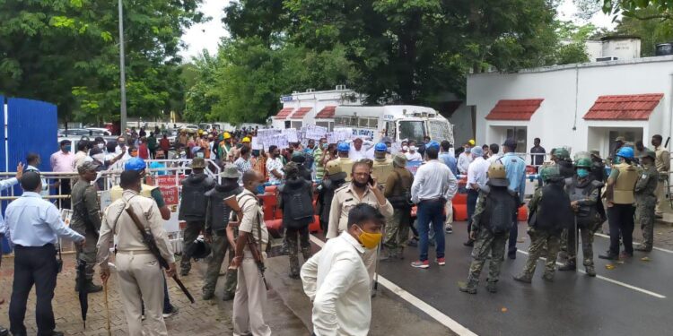 jamshedpur- 26 दिनों तक काम देने की मांग को लेकर मुखी समाज का जुस्को कार्यालय पर जोरदार प्रदर्शन
