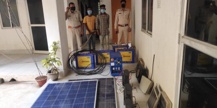 jamshedpur-rural-बहरागोड़ा एनएच पर सोलर लाइट चोरी करते दो चोर गिरफ्तार, सामान बरामद