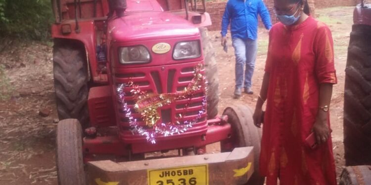 jamshedpur-rural-बीडीओ को देख बालू लदा ट्रैक्टर चालक गाड़ी छोड़कर चाभी लेकर भागा, जांच के बाद होगी कार्रवाई jamshedpur-rural-बीडीओ को देख बालू लदा ट्रैक्टर चालक गाड़ी छोड़कर चाभी लेकर भागा, जांच के बाद होगी कार्रवाई