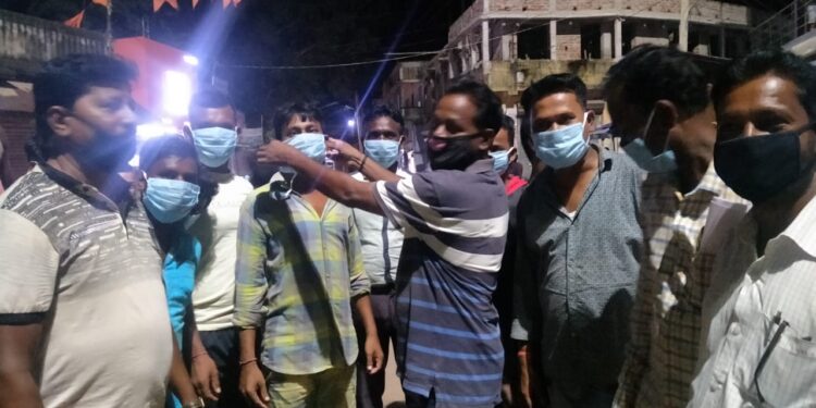 jamshedpur-rural-चाकुलिया बिरसा चौक पर भाजपा कार्यकर्ताओं ने ग्रामीणों के बीच बांटा मास्क, कोरोना संक्रमण को रोकने के लिए किया जागरूक jamshedpur-rural-चाकुलिया बिरसा चौक पर भाजपा कार्यकर्ताओं ने ग्रामीणों के बीच बांटा मास्क, कोरोना संक्रमण को रोकने के लिए किया जागरूक