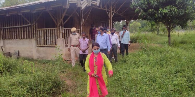 jamshedpur-rural-डीएफओ ममता प्रियदर्शी ने मानुषमुरिया में बंद पड़े बम्बु प्रोसेसिंग प्लांट का किया निरीक्षण, बांस निर्मित वस्तुओं का  किया अवलोकन, कहा- विभाग दोबारा इसे चालू कराने की दिशा में पहल करेगा