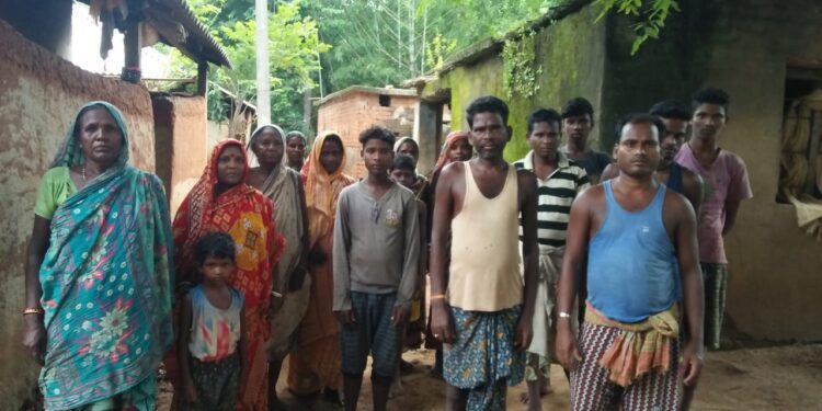 jamshedpur-rural-सरडीहा हरिजन टोला के 15 परिवार राशन कार्ड से है वंचित, उधार पैसे लेकर चला रहे परिवार, मजदूरी कर चुकाएंगे उधार, राशन कार्ड बनवाने की लगाई गुहार