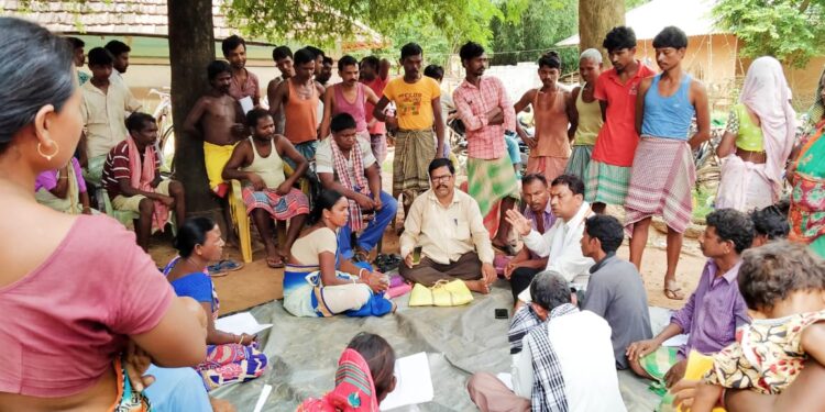 jamshedpur-rural-जिप सदस्य शिव चरण हांसदा सबरों की समस्या से अवगत हुए, कैंप लगाकर पेंशन फार्म व राशन कार्ड फार्म का किया वितरण