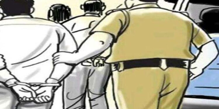 Saraikela : कांड्रा टॉल प्लाजा के पास टेलर चालक से लूट मामले में तीन गिरफ्तार, रुपये बरामद, तीनों भेजे गये जेल Saraikela : कांड्रा टॉल प्लाजा के पास टेलर चालक से लूट मामले में तीन गिरफ्तार, रुपये बरामद, तीनों भेजे गये जेल