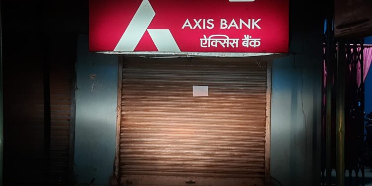 jamshedpur-dc-takes-action-against-bankers-जमशेदपुर के डीसी ने बैंकरों पर कसा नकेल, फुटपाथी दुकानदारों को लोन नहीं देने, केंद्रीय योजनाओं का लोन पारित नहीं करने पर 16 बैंकों को शो-कॉज, मीटिंग में शामिल नहीं होने वाले आइसीआइसीआइ, फेडरल बैंक व एसडीसीसी बैंक के खिलाफ होगी कानूनी कार्रवाई