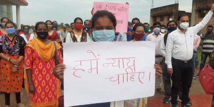 jharkhand-teachers-appointment-cancelation-issue-झारखंड में शिक्षकों की नियुक्ति को लेकर सरकार जा सकती है सुप्रीम कोर्ट, दबाव में सरकार, कांग्रेस प्रदेश अध्यक्ष डॉ रामेश्वर उरांव ने शिक्षकों को दी जानकारी, जमशेदपुर, सरायकेला-खरसावां समेत अन्य जगहो पर आंदोलन, जमशेदपुर के साकची में जुटे शिक्षक, जानिये शिक्षकों का दर्द-video