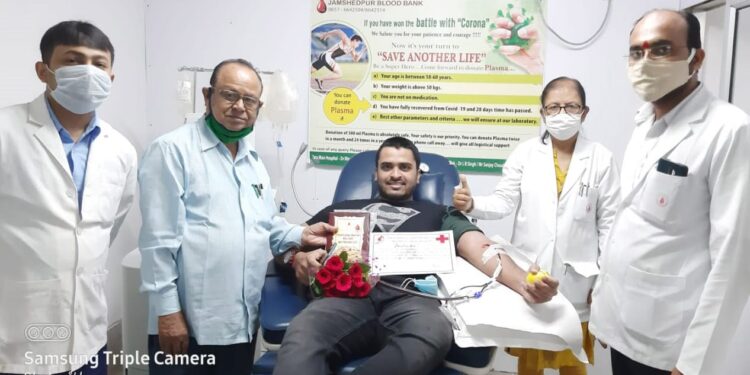 Jamshedpur : कोरोना मरीजों की जीवन रक्षा के लिए आगे कोरोना की जंग जीत चुके छह योद्धा, किया प्लाज्मा दान Jamshedpur : कोरोना मरीजों की जीवन रक्षा के लिए आगे कोरोना की जंग जीत चुके छह योद्धा, किया प्लाज्मा दान