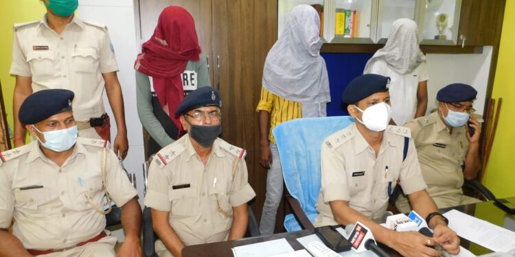 Jamshedpur police success – सोनारी में फायरिंग और जानलेवा हमला करने वाले पांच अपराधी पकड़ाये, पिस्तौल समेत कई हथियार जब्त