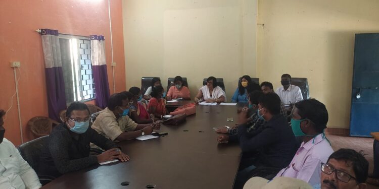 jamshedpur-rural-वरीय प्रभारी पदाधिकारी और बीडीओ ने कर्मियों के साथ बैठक कर विकास योजनाओं की समीक्षा की, दिए आवश्यक दिशा निर्देश jamshedpur-rural-वरीय प्रभारी पदाधिकारी और बीडीओ ने कर्मियों के साथ बैठक कर विकास योजनाओं की समीक्षा की, दिए आवश्यक दिशा निर्देश