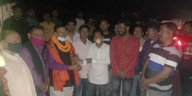 jamshedpur-rural-उपचुनाव प्रचार के लिए डॉ दिनेशानंद गोस्वामी पहुंचे बेरमो, बालीडीह मंडल के कार्यकर्ताओं ने किया स्वागत