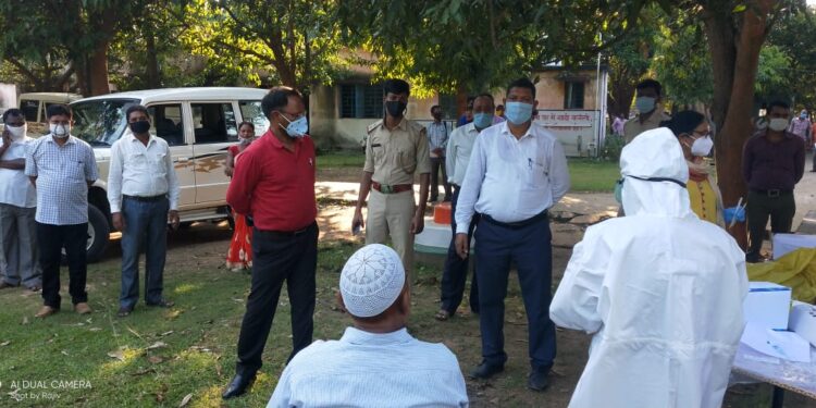 jamshedpur-rural-डुमरिया में कोविड जांच के लिए 9 स्थानों पर चला विशेष अभियान, 600 लोगों का लिया गया सैंपल, एसडीओ ने किया निरीक्षण jamshedpur-rural-डुमरिया में कोविड जांच के लिए 9 स्थानों पर चला विशेष अभियान, 600 लोगों का लिया गया सैंपल, एसडीओ ने किया निरीक्षण