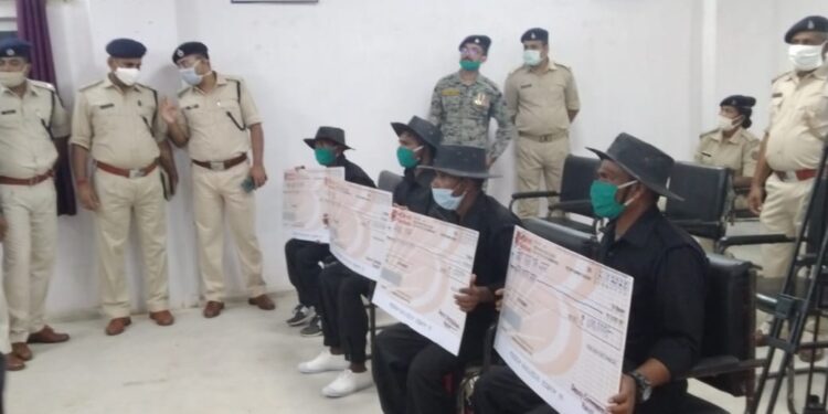 jharkhand-police-झारखंड पुलिस को बड़ी कामयाबी, “हजारों पासपोर्ट”  और लाखों के नोट का बंडल लेकर जमशेदपुर आ रहा युवक धराया, तीन नक्सलियों ने किया सरेंडर